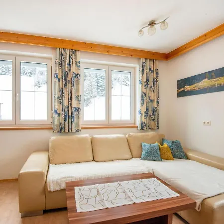 A Luxuriously Furnished, Spacious Holiday Near The Ski Lift カップル