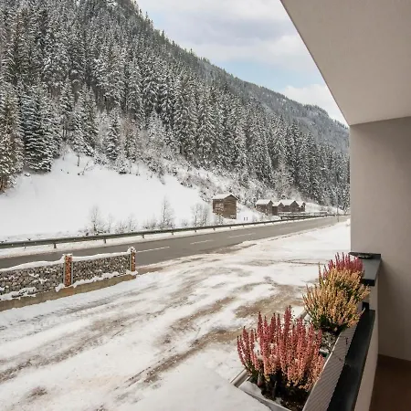A Luxuriously Furnished, Spacious Holiday Near The Ski Lift Apartment *